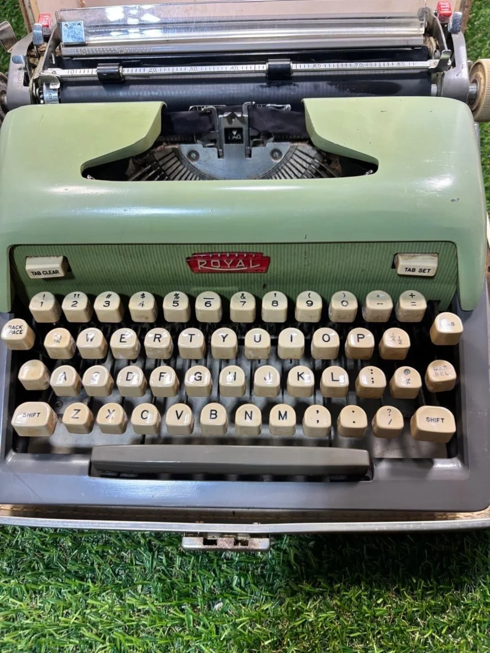 Vintage Royal Safari Portable Manual Typewriter Green with Case
